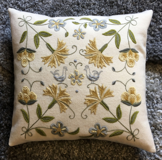 CECILIA  gul på vintervit botten